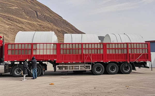 崇信塑料桶装车完毕准备运输中