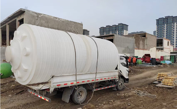 PE崇信塑料大桶运输中
