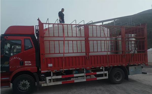 崇信立式运输桶安排发货现场